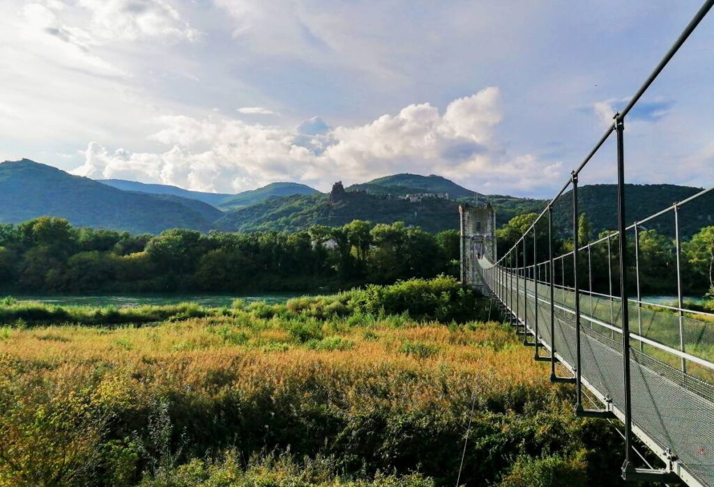 La passerelle au dessus du vieux Rhône entre Ancône et Rochemaure, le château et les monts du Vivarais