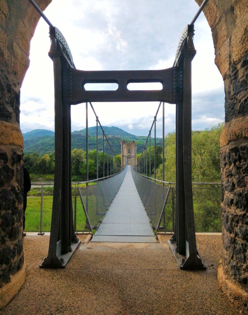 Entrée de la passerelle au dessus du fleuve sur la commune d'Ancône, côté Drôme