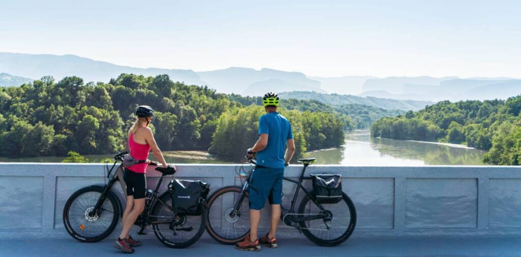 Sur la Belle Via entre Drôme et Isère, un binôme de cyclistes / Photo Thio Anna Ivanova